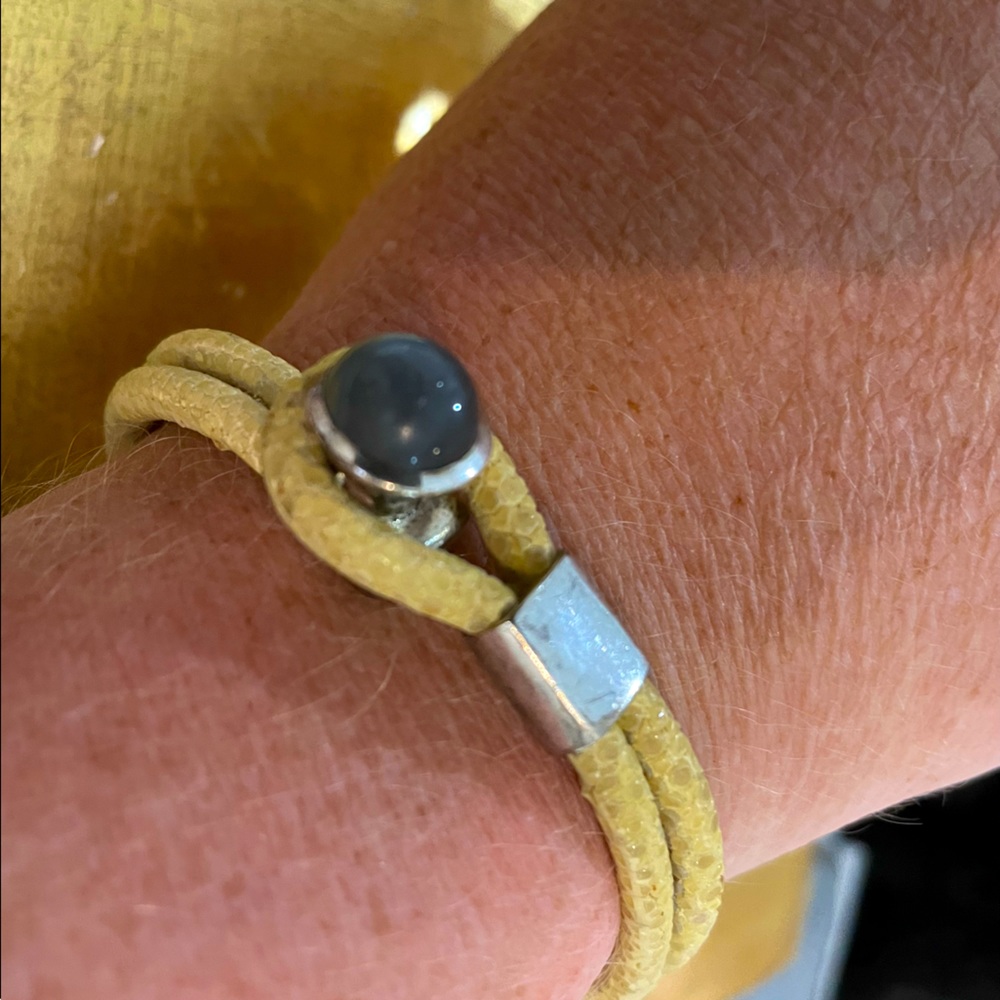 Vivo shagreen leather bracelet with grey pearl at clasp